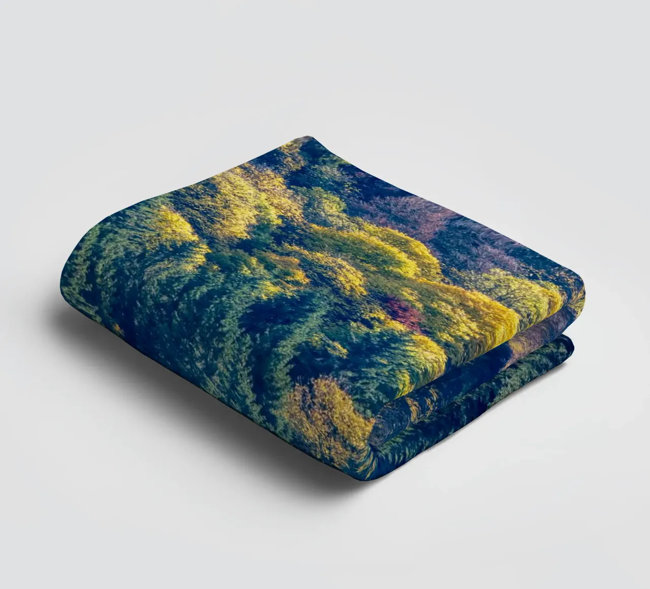Colourful trees in a forest on a mountain asciugamano da bagno da anderm