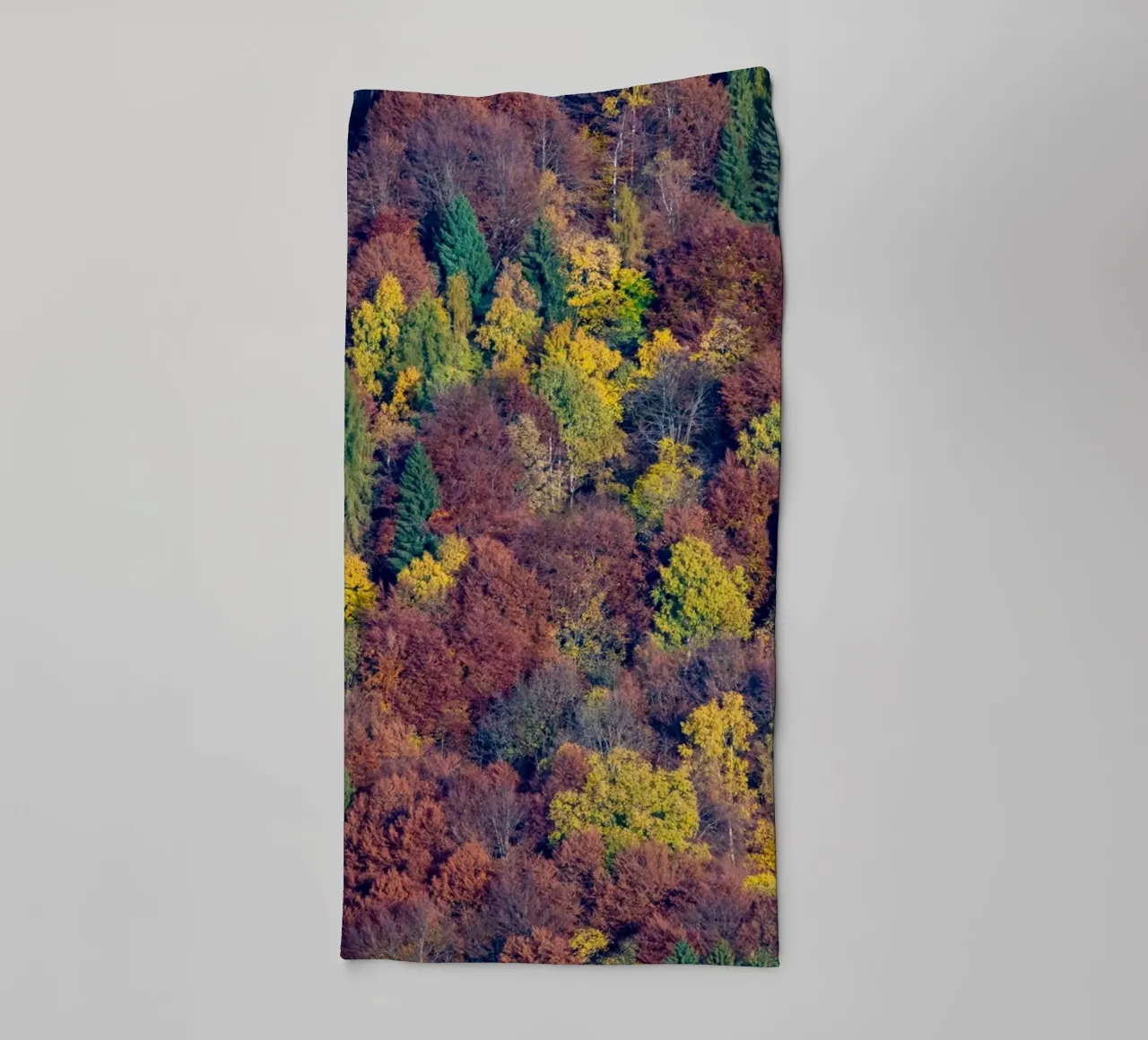 Colourful trees in a forest on a mountain asciugamano da bagno da anderm