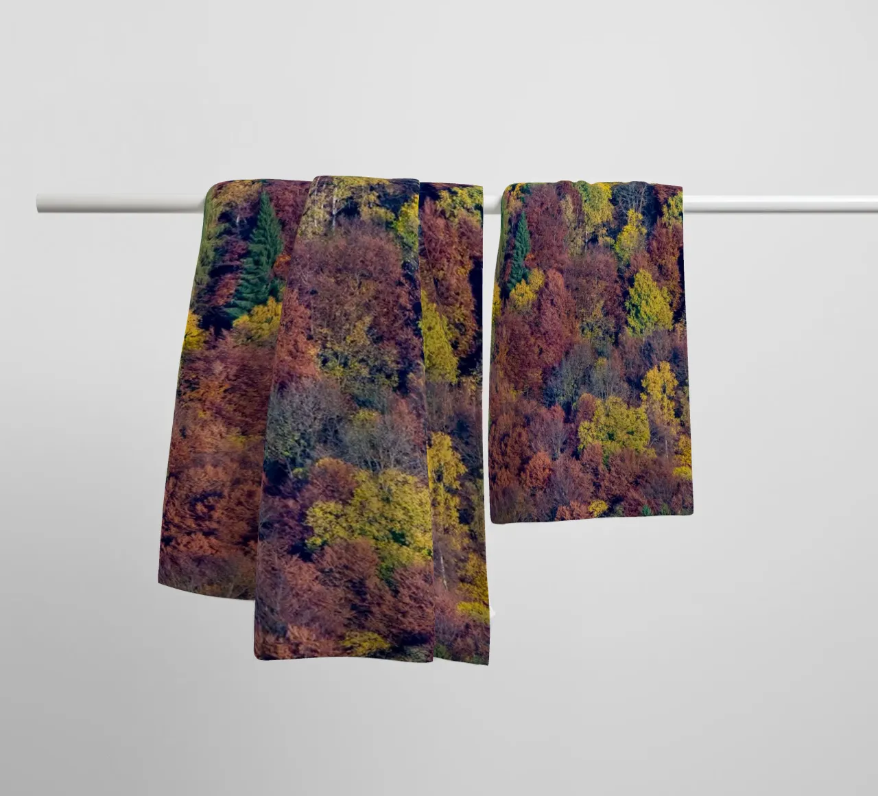 Colourful trees in a forest on a mountain asciugamano da bagno da anderm