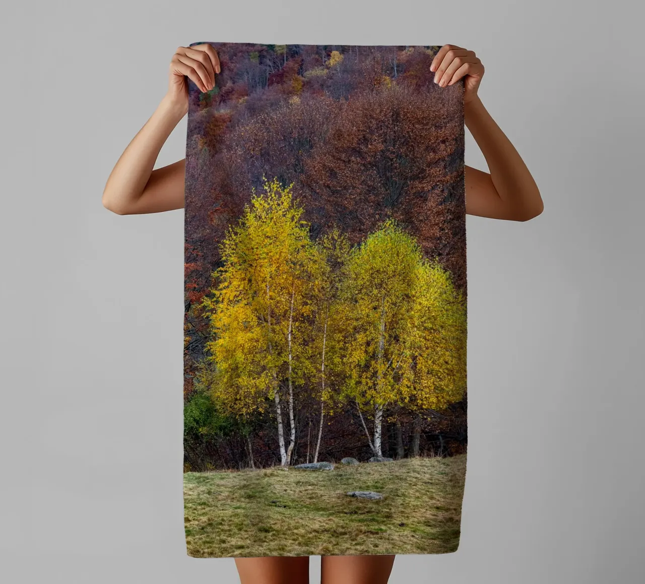 Colourful trees in a forest on a mountain asciugamano da bagno da anderm