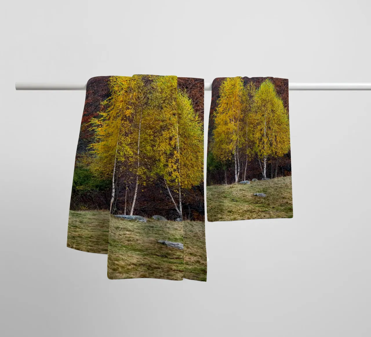 Colourful trees in a forest on a mountain asciugamano da bagno da anderm