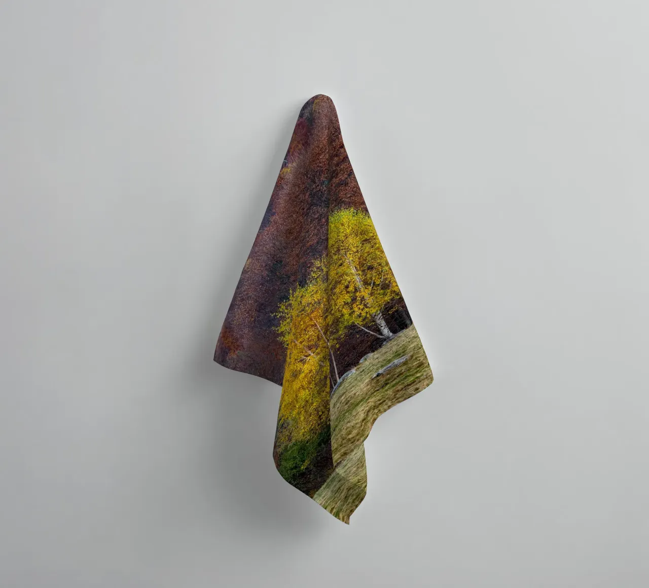 Colourful trees in a forest on a mountain asciugamano da bagno da anderm