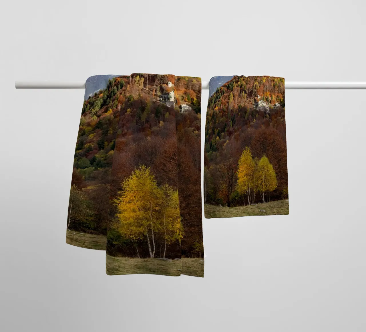 Colourful trees in a forest on a mountain asciugamano da bagno da anderm