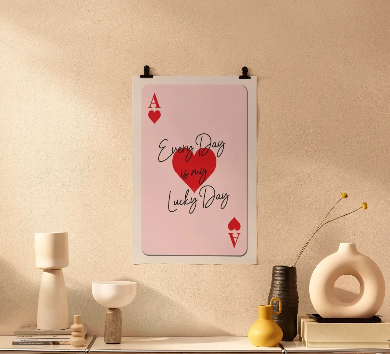 Cada día es mi día de suerte jugando a las cartas poster de Martina