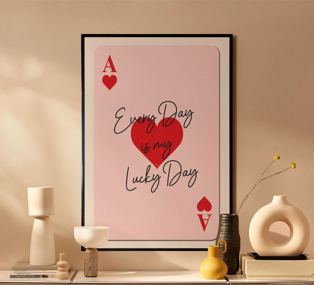 Cada día es mi día de suerte jugando a las cartas poster de Martina