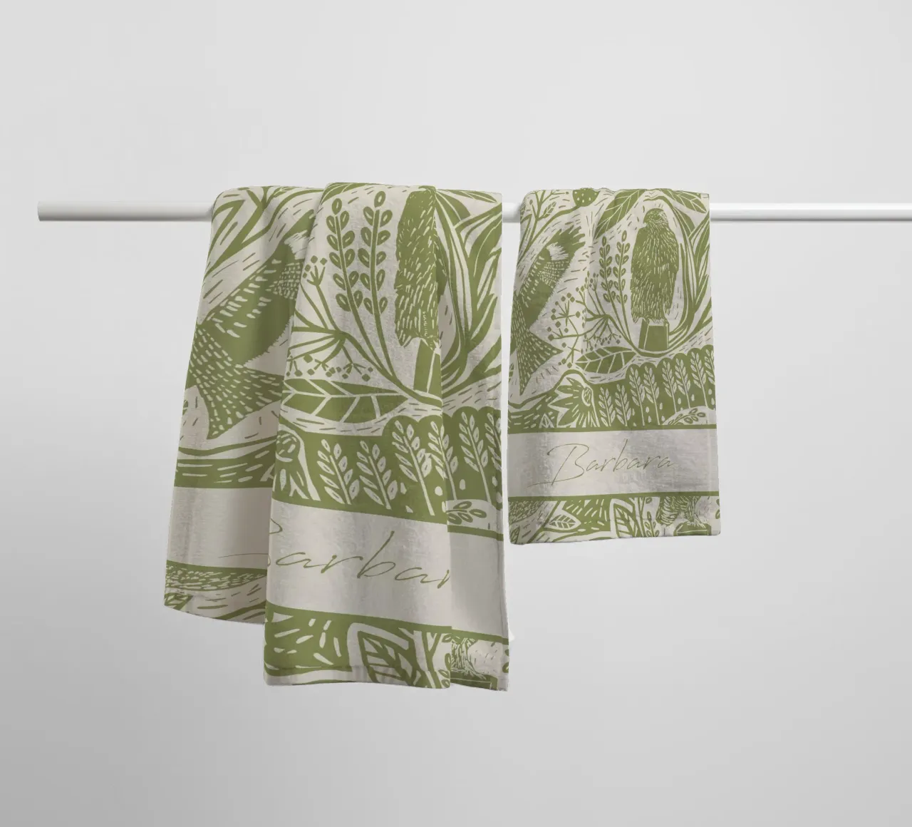 Uccelli linolevigati Boho personalizzati - Stampa d'arte rustica asciugamano da bagno da Patruschka’s Patterns