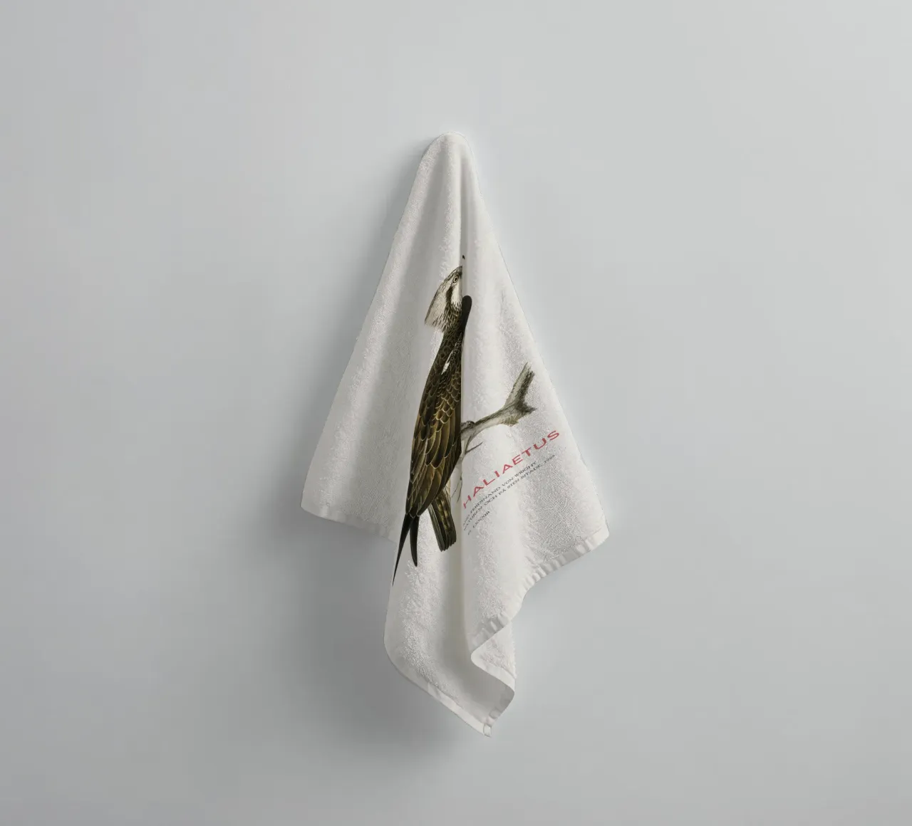 Fischadler oder Pandion haliaetus Handtuch von Vintagrafica