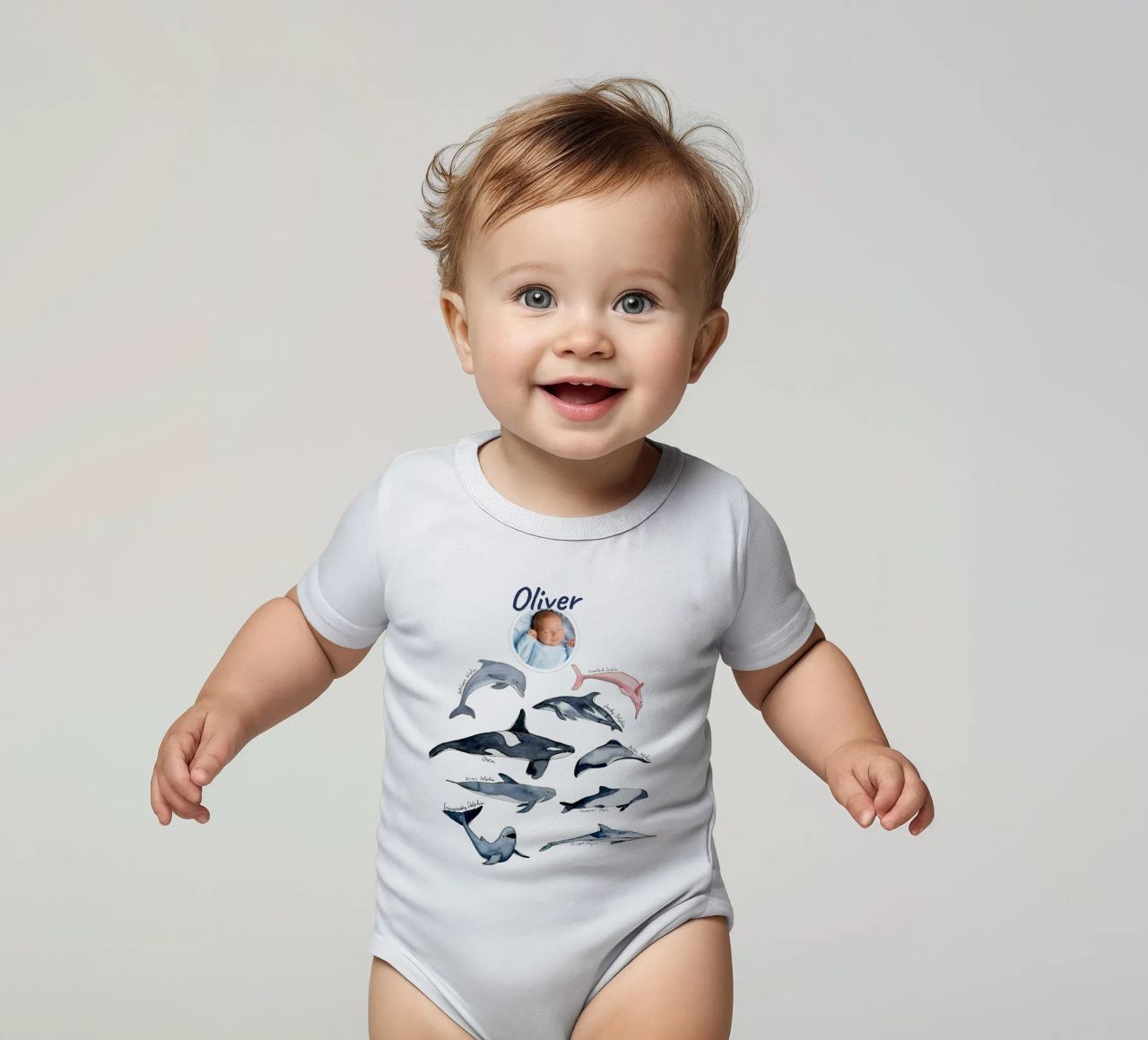 Handgezeichnete Delfinarten in Aquarell: Verspieltes Design Kurzarm Babybody von Patruschka’s Patterns