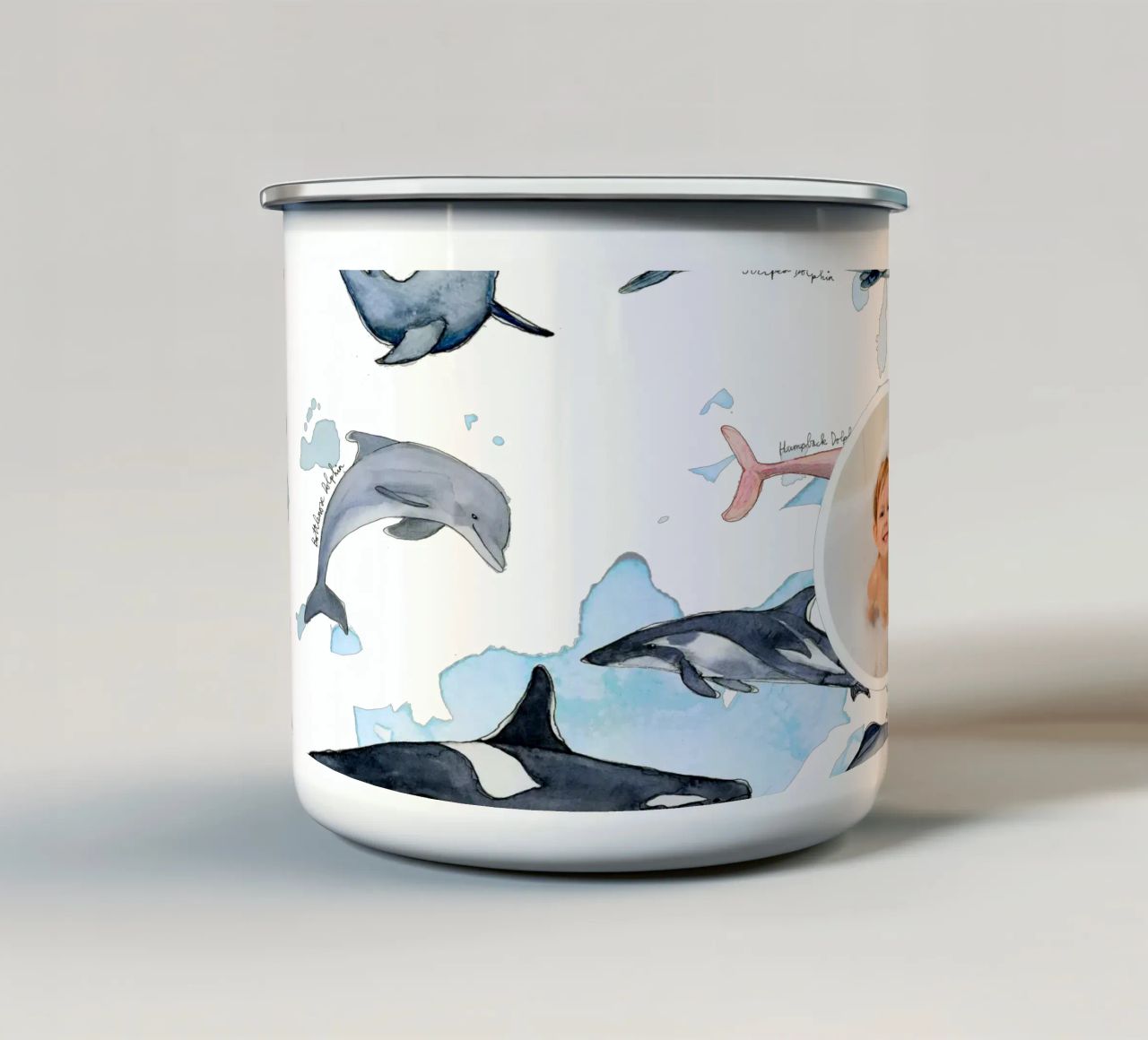 Tipi disegnati a mano di delfini in acquerello: design giocoso tazza in smalto da Patruschka’s Patterns