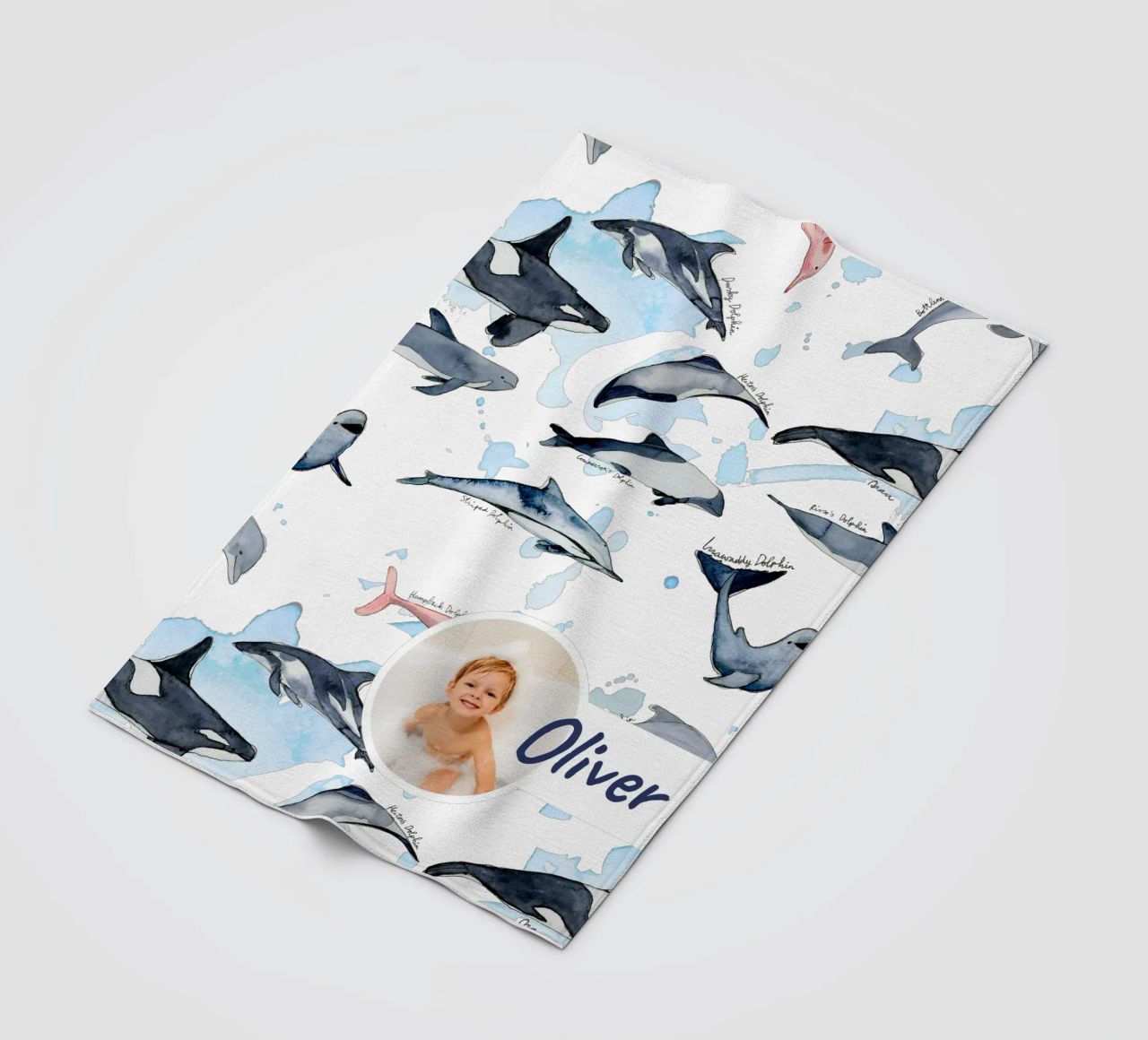 Handgezeichnete Delfinarten in Aquarell: Verspieltes Design Fleecedecke von Patruschka’s Patterns