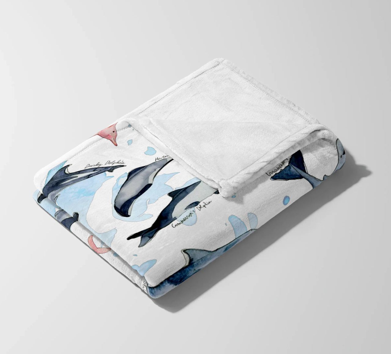 Handgezeichnete Delfinarten in Aquarell: Verspieltes Design Fleecedecke von Patruschka’s Patterns