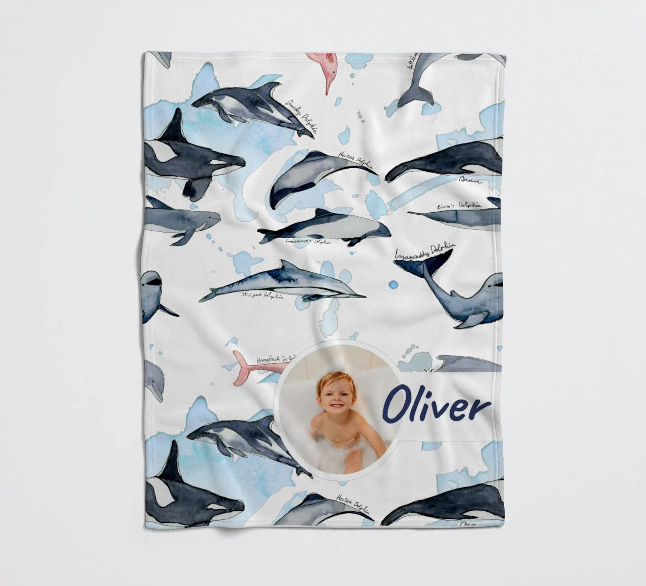 Handgezeichnete Delfinarten in Aquarell: Verspieltes Design Fleecedecke von Patruschka’s Patterns