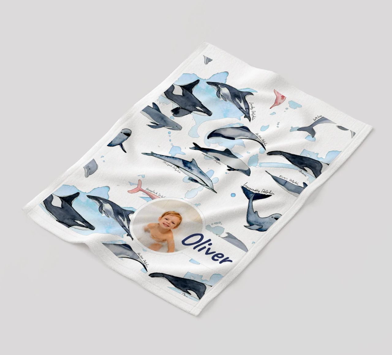 Handgezeichnete Delfinarten in Aquarell: Verspieltes Design Fleecedecke von Patruschka’s Patterns