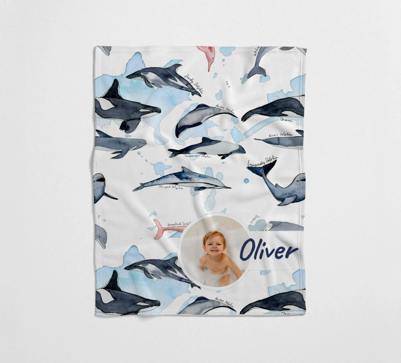 Handgezeichnete Delfinarten in Aquarell: Verspieltes Design Fleecedecke von Patruschka’s Patterns