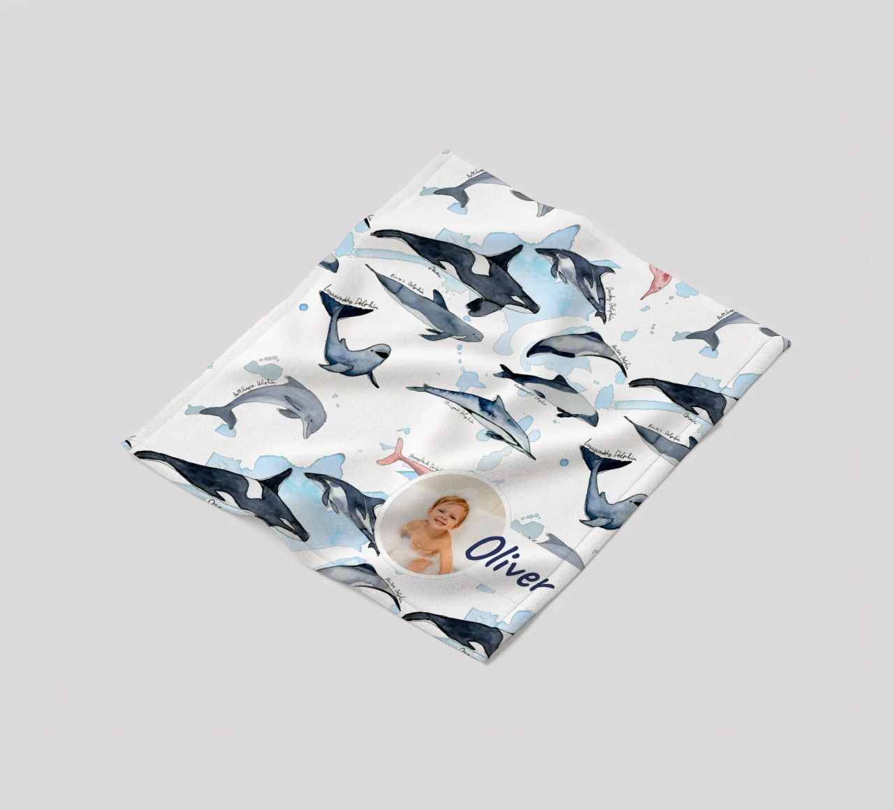 Handgezeichnete Delfinarten in Aquarell: Verspieltes Design Fleecedecke von Patruschka’s Patterns