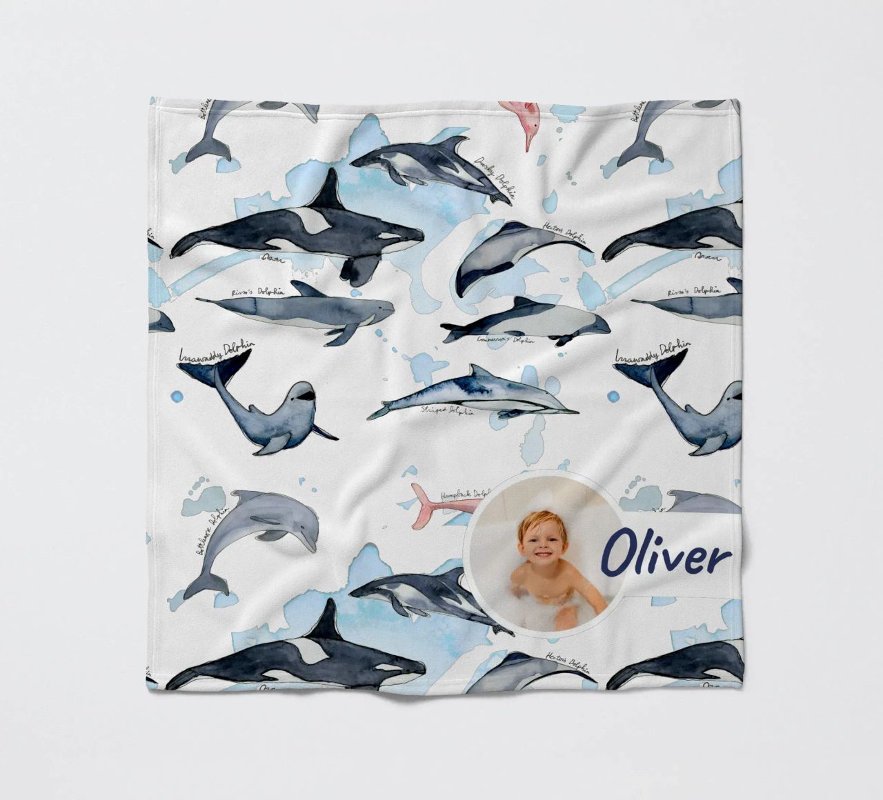 Handgezeichnete Delfinarten in Aquarell: Verspieltes Design Fleecedecke von Patruschka’s Patterns