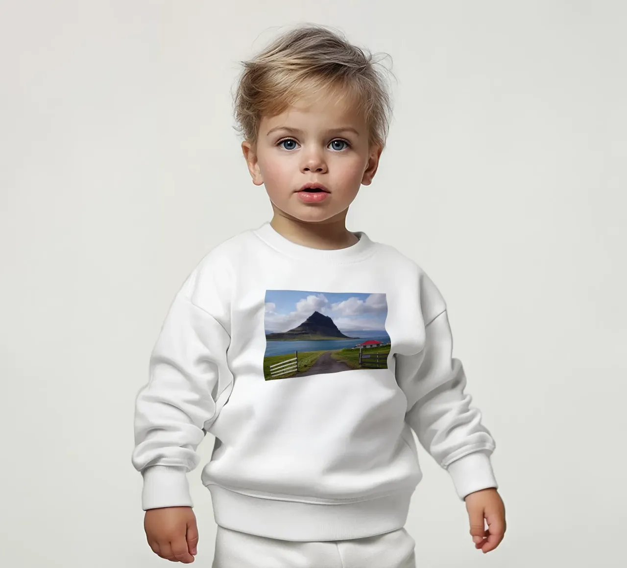 Mountain in Iceland by the sea felpa neonato da Fjöllart