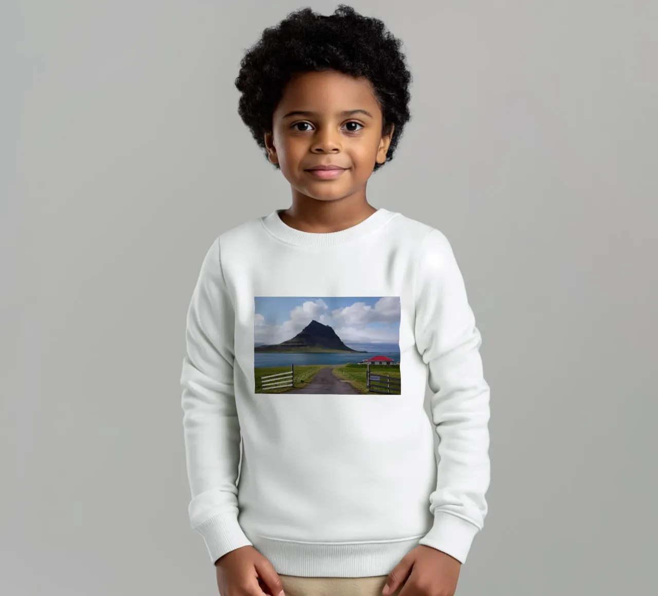 Mountain in Iceland by the sea felpa bambino da Fjöllart
