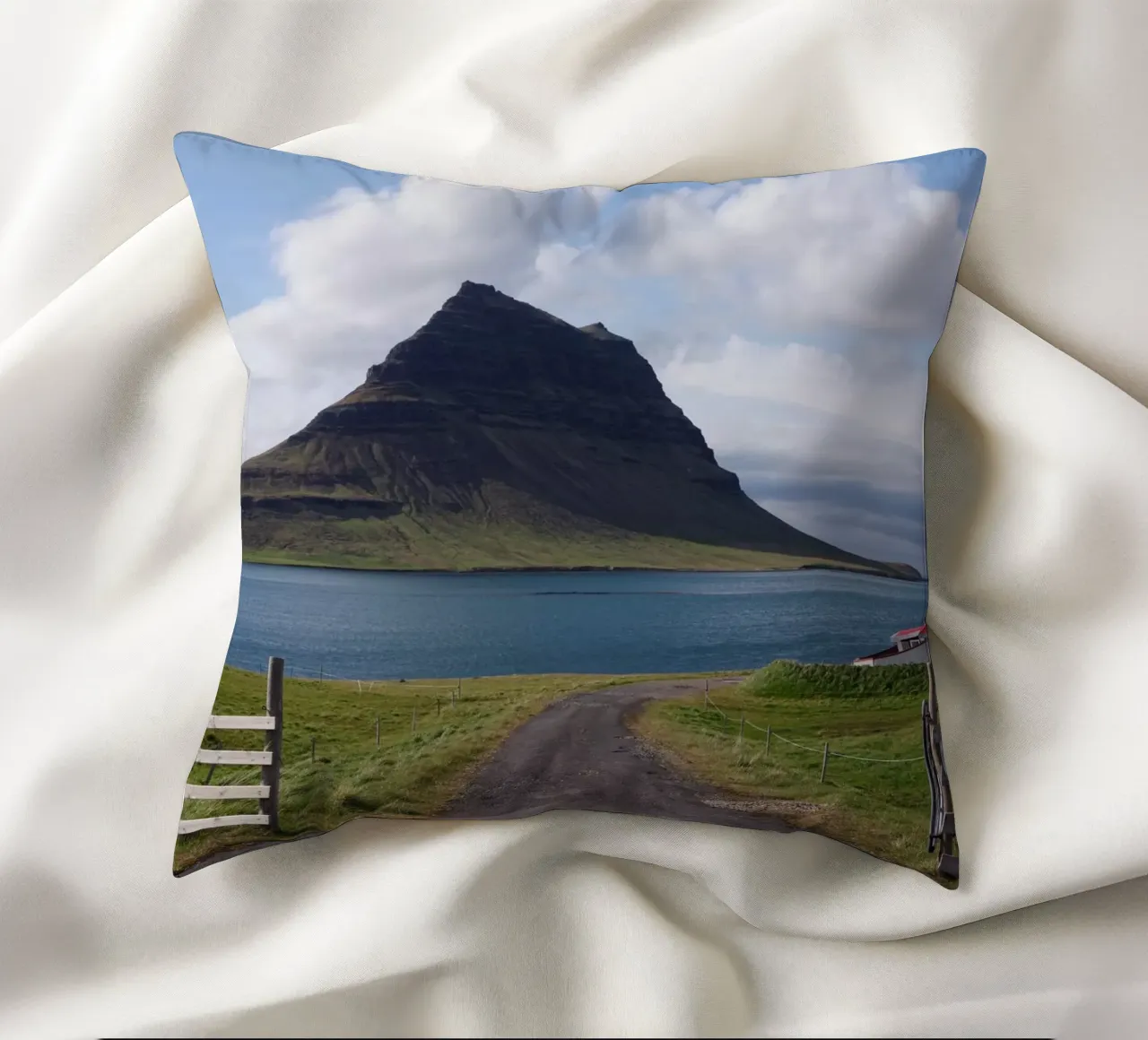 Mountain in Iceland by the sea cuscino da Fjöllart