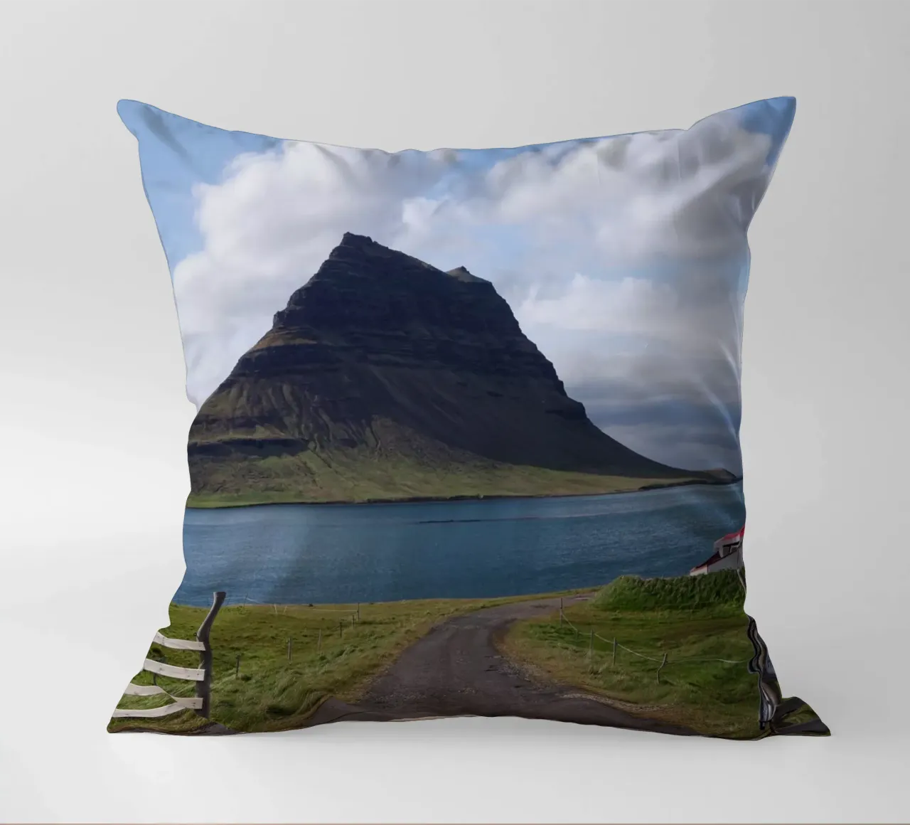 Mountain in Iceland by the sea cuscino da Fjöllart