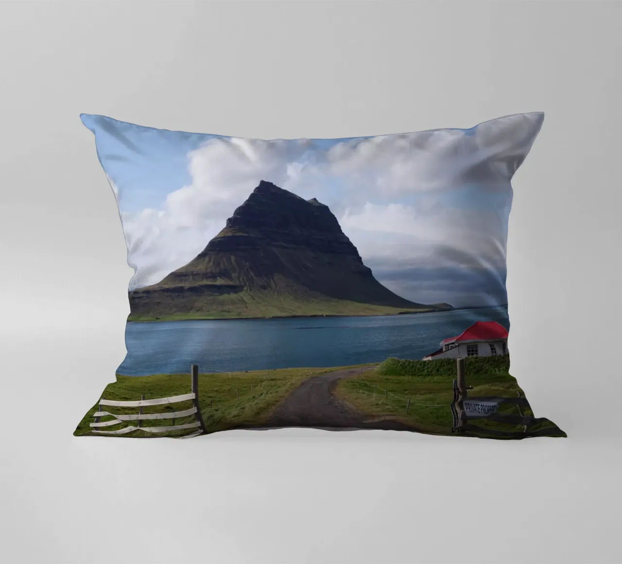 Mountain in Iceland by the sea cuscino da Fjöllart