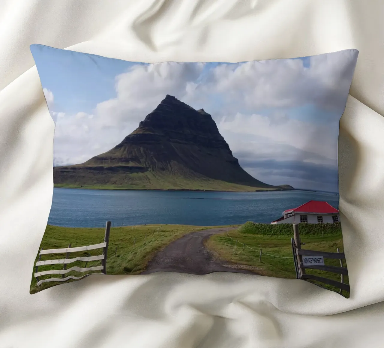 Mountain in Iceland by the sea cuscino da Fjöllart