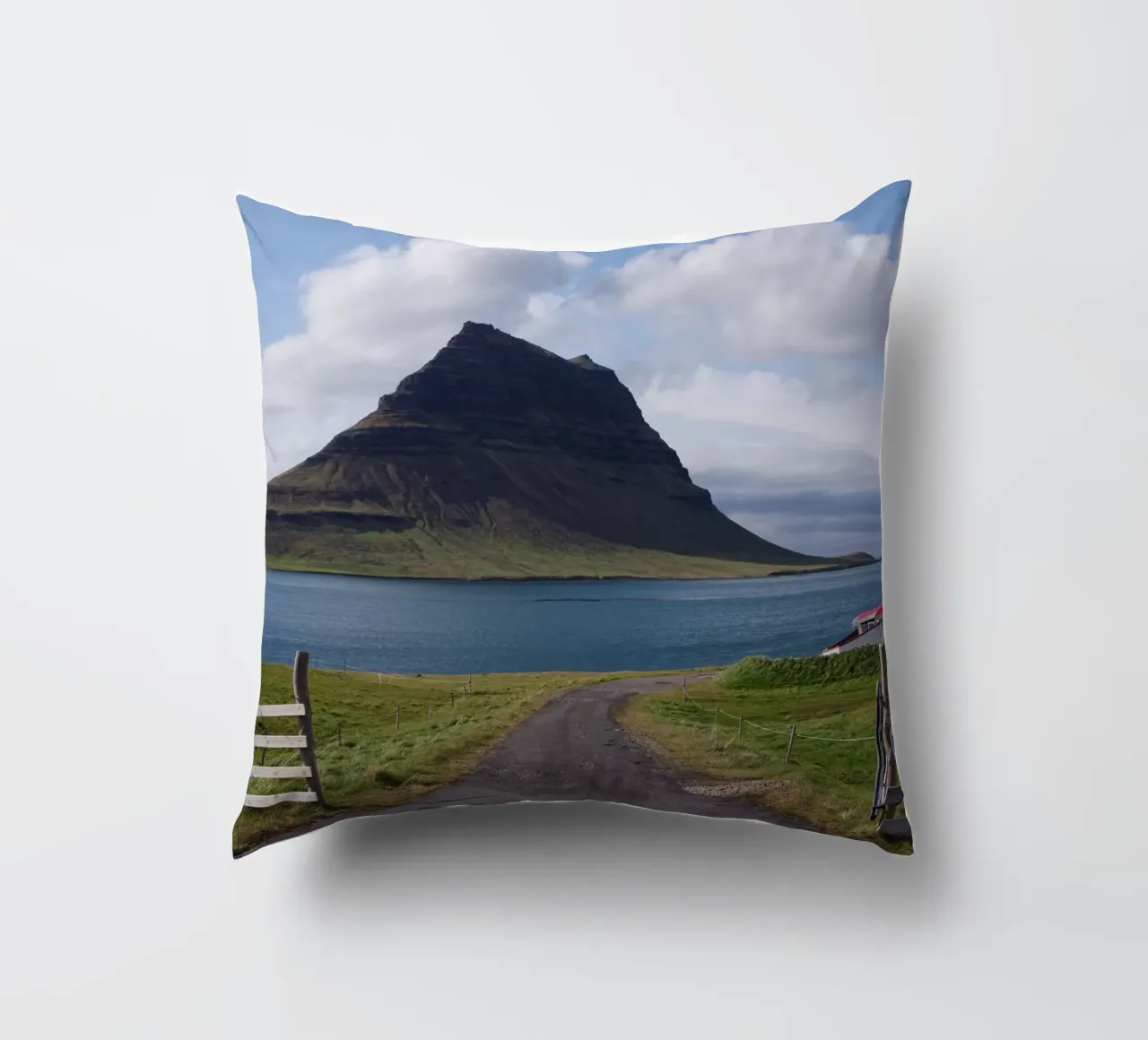 Mountain in Iceland by the sea cuscino da Fjöllart