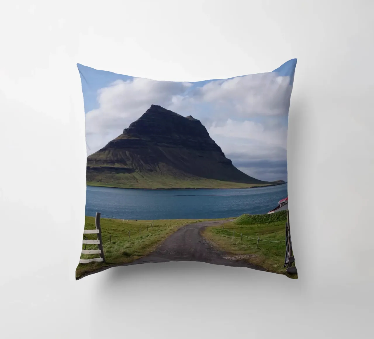 Mountain in Iceland by the sea cuscino da Fjöllart