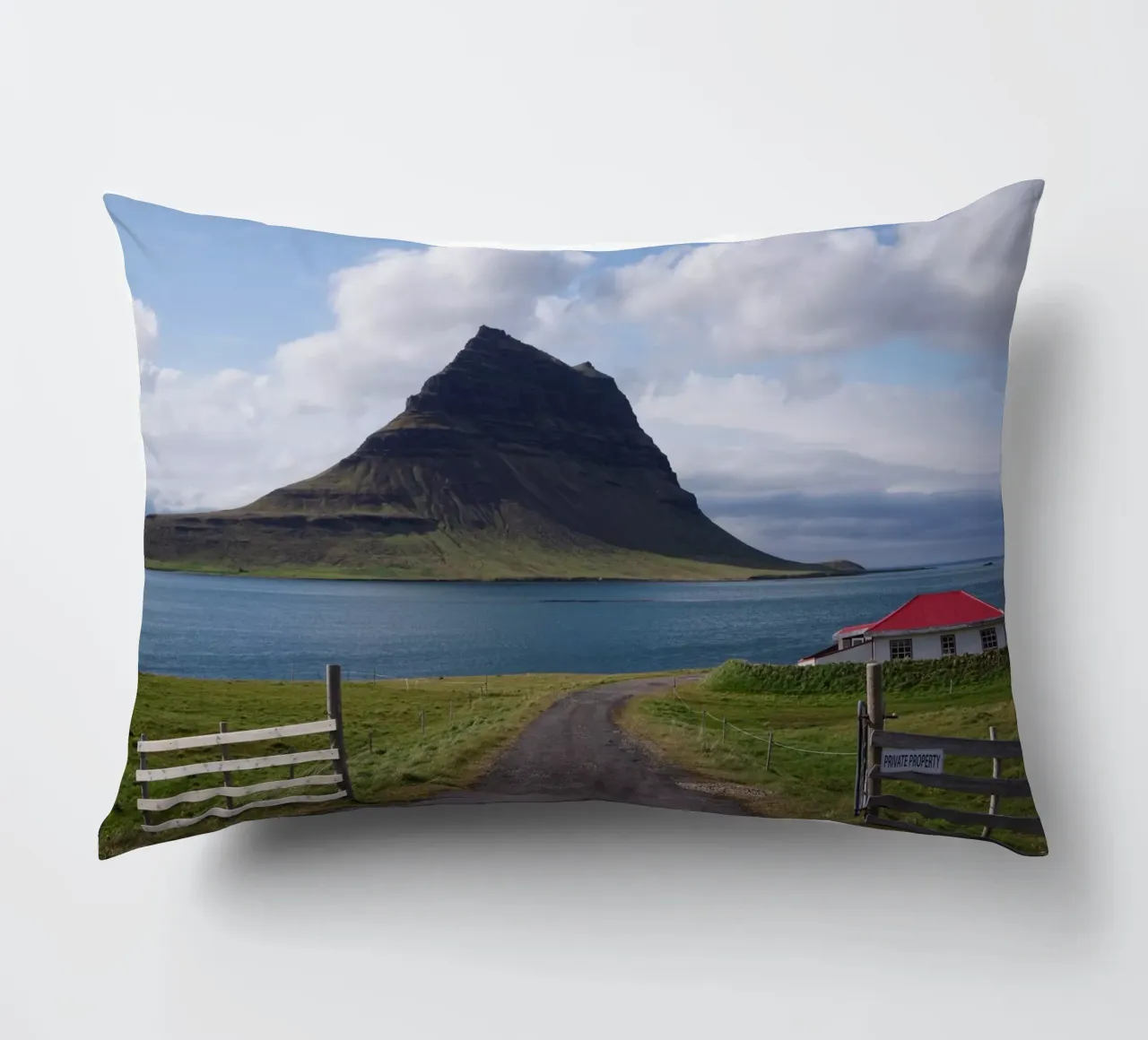 Mountain in Iceland by the sea cuscino da Fjöllart