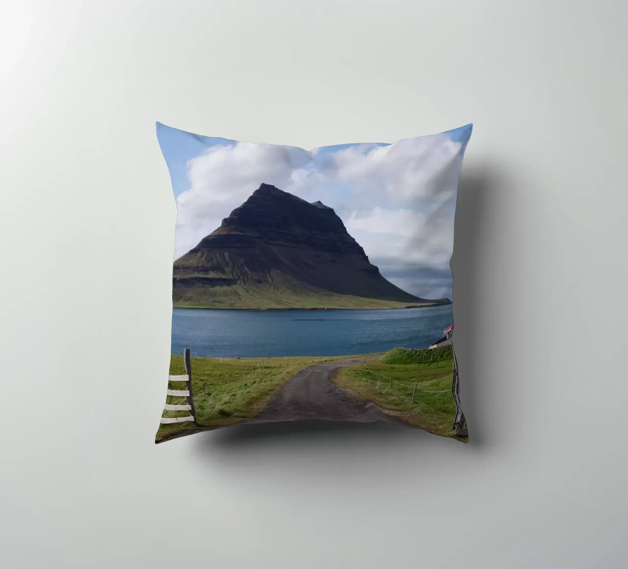 Mountain in Iceland by the sea cuscino da Fjöllart