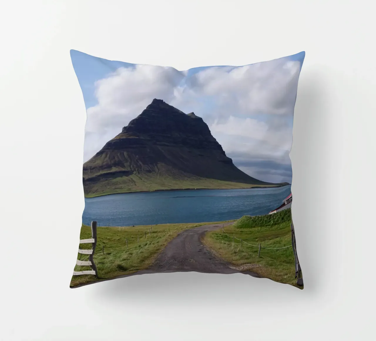 Mountain in Iceland by the sea cuscino da Fjöllart
