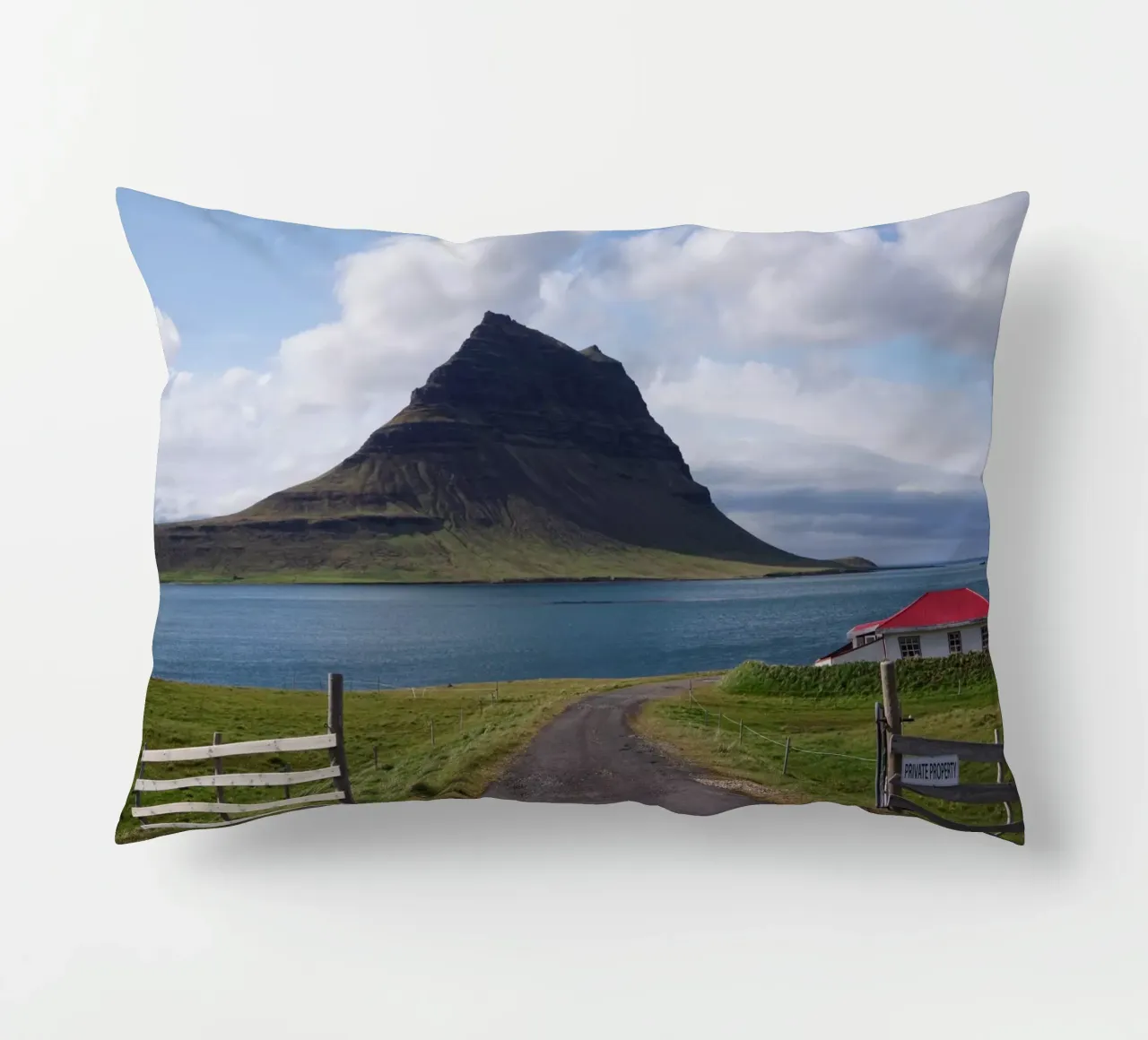 Mountain in Iceland by the sea cuscino da Fjöllart
