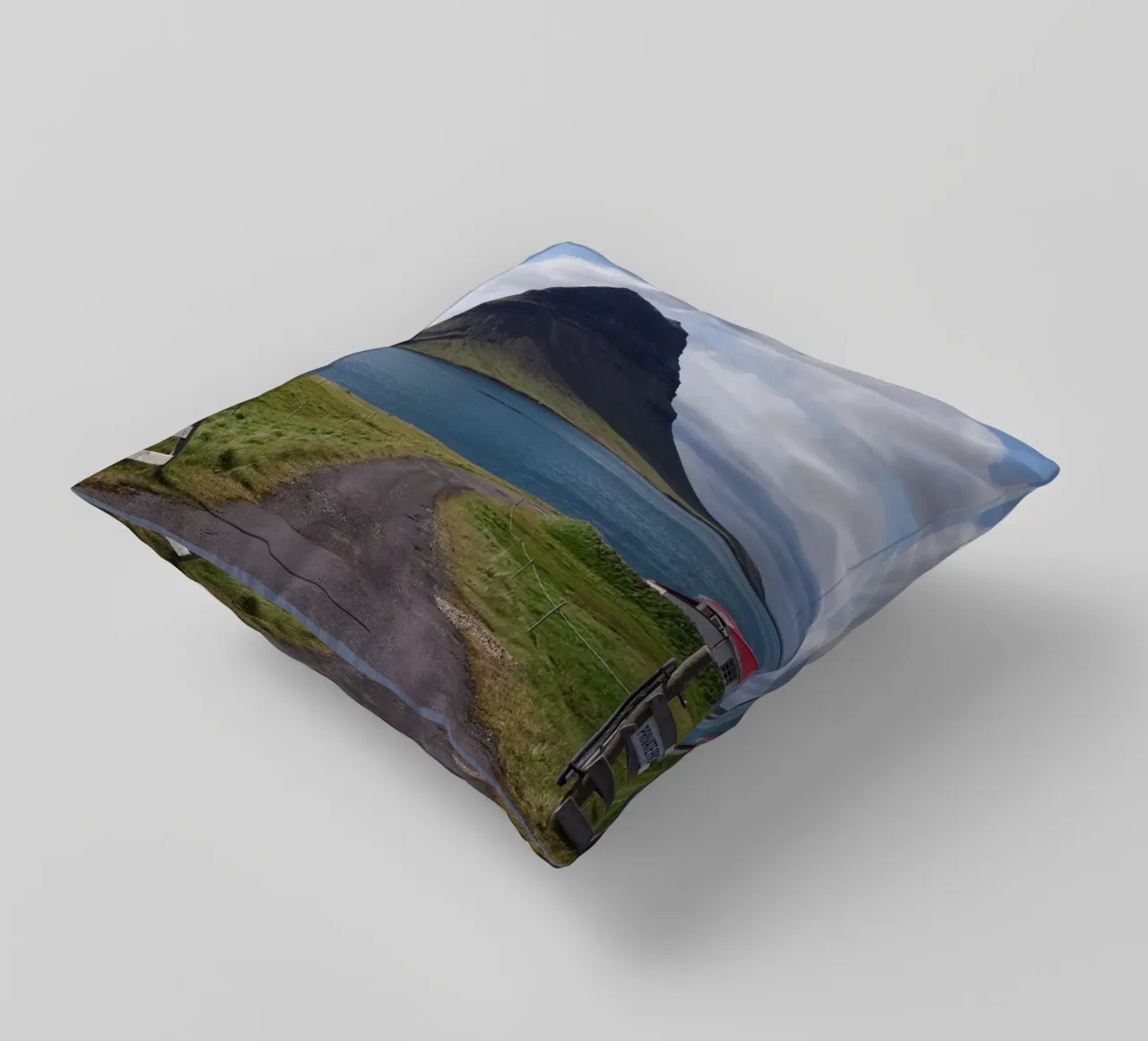 Mountain in Iceland by the sea cuscino da Fjöllart