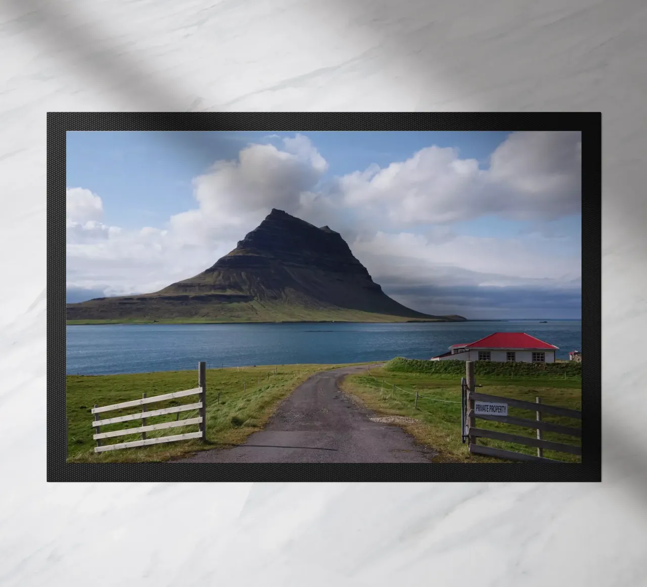 Mountain in Iceland by the sea zerbino da Fjöllart