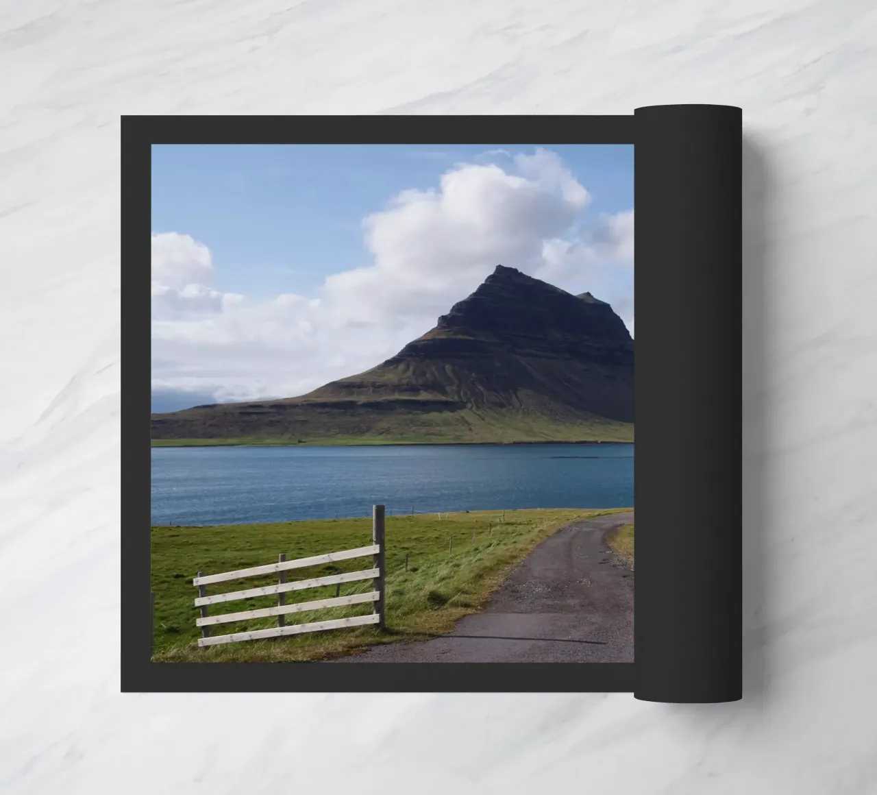 Mountain in Iceland by the sea zerbino da Fjöllart