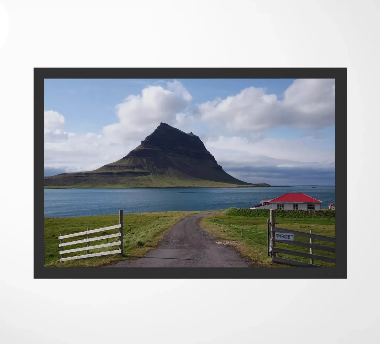 Mountain in Iceland by the sea zerbino da Fjöllart