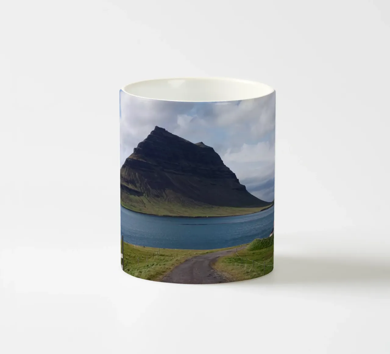 Mountain in Iceland by the sea tazza in ceramica da Fjöllart
