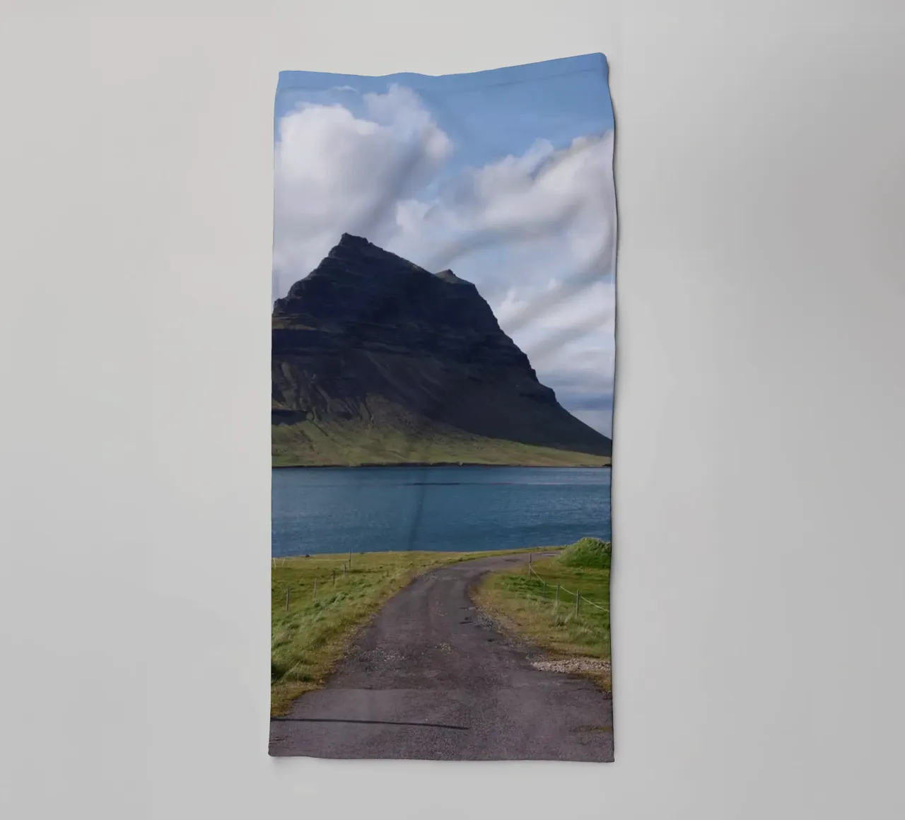 Mountain in Iceland by the sea asciugamano da bagno da Fjöllart