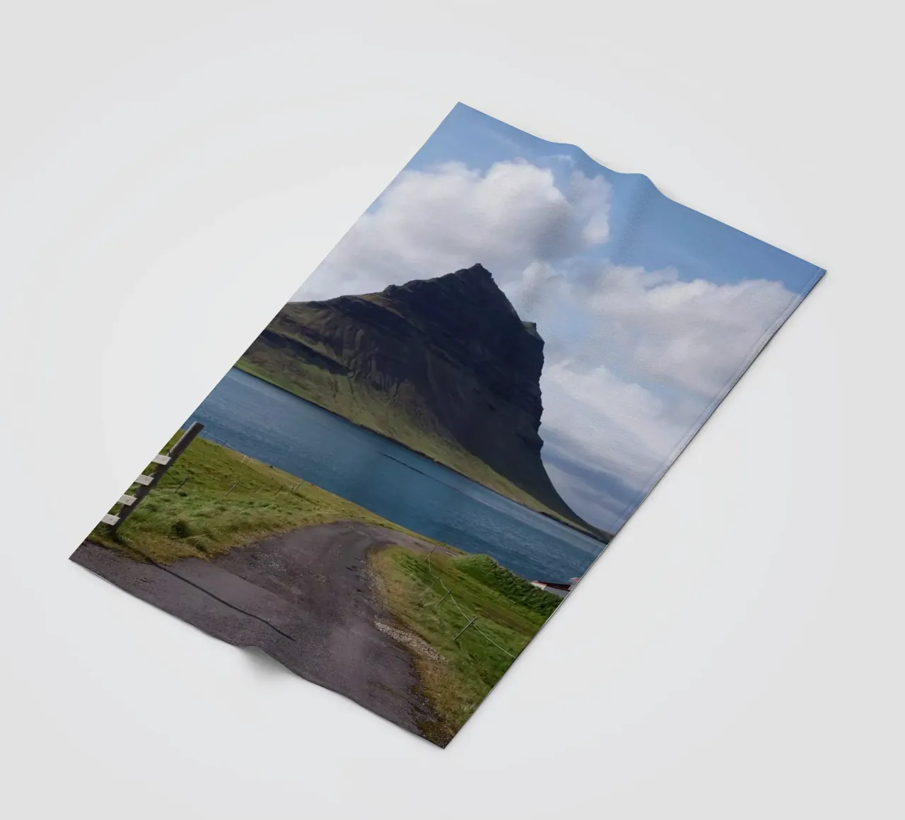 Mountain in Iceland by the sea coperta in pile da Fjöllart