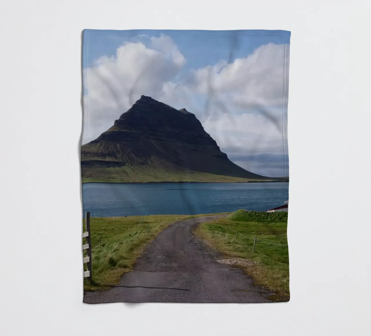 Mountain in Iceland by the sea coperta in pile da Fjöllart