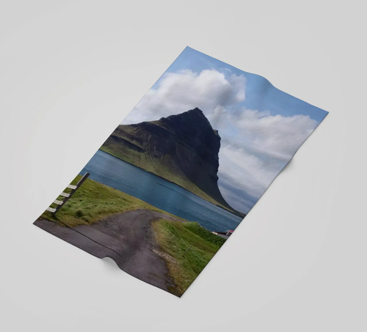 Mountain in Iceland by the sea telo mare da Fjöllart