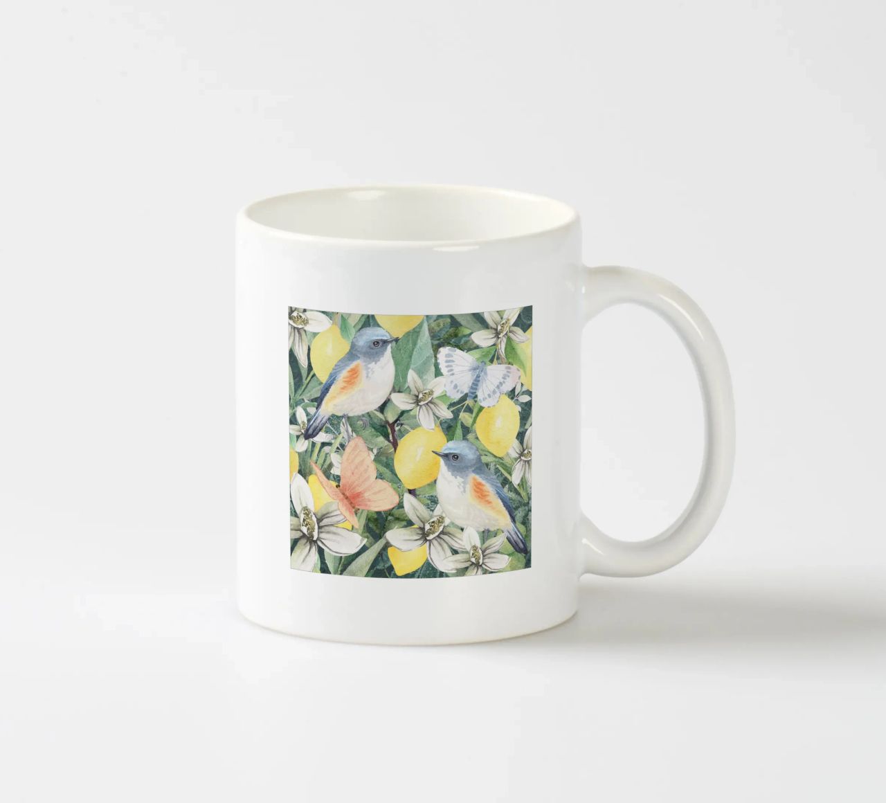 Uccelli in un frutteto di limoni tazza in ceramica da Mostly Pink