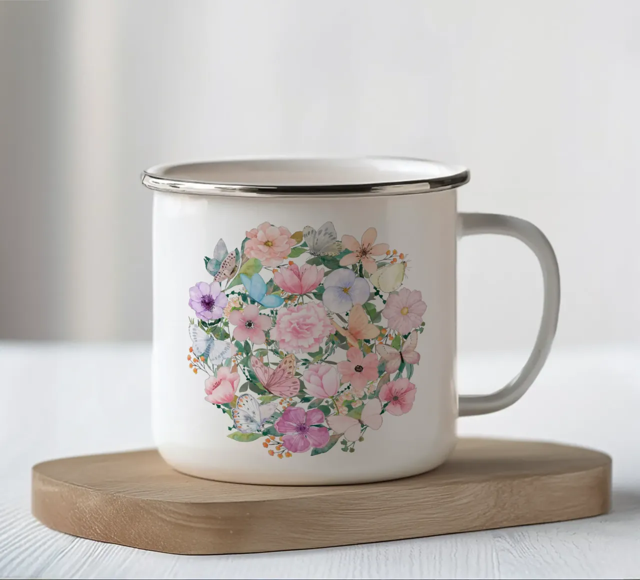Cerchio di fiori e farfalle tazza in smalto da Mostly Pink