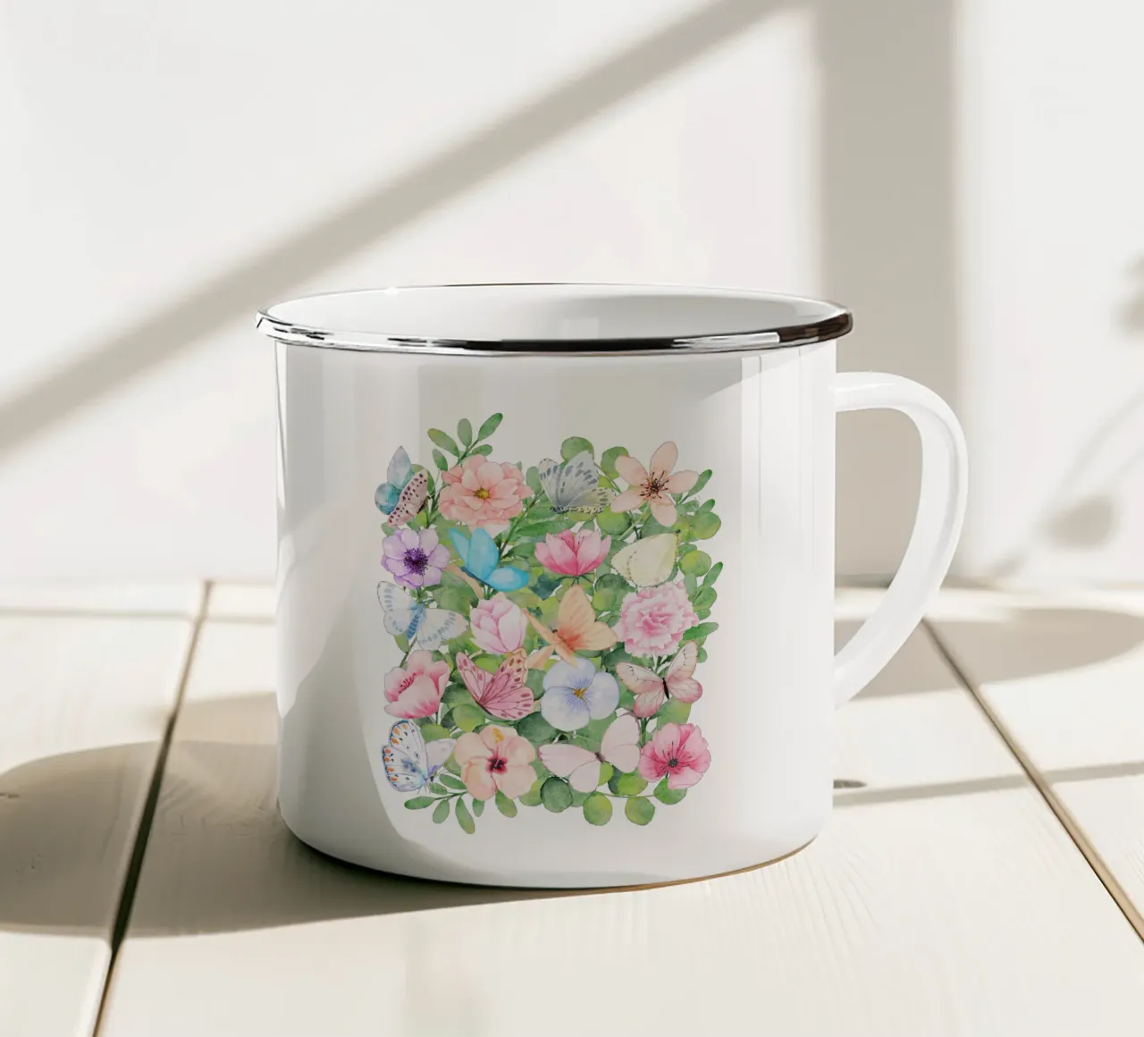 Fiori e farfalle tazza in smalto da Mostly Pink