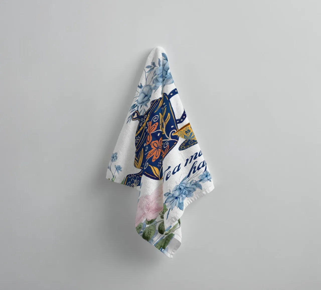 Il tè mi rende felice Fiori blu asciugamano da bagno da Mostly Pink