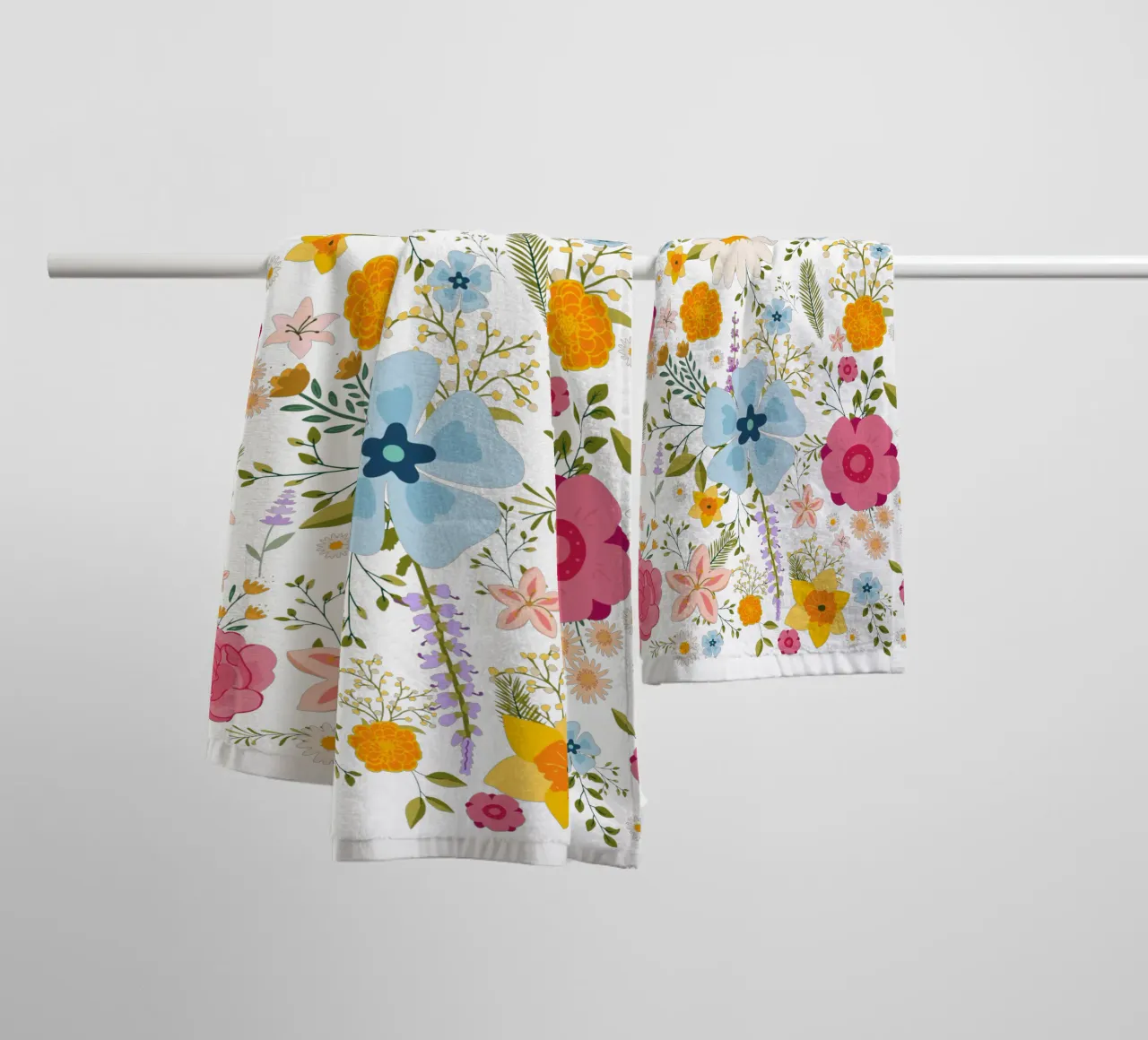 Fleurs de printemps motif coloré serviette de bain de Mostly Pink
