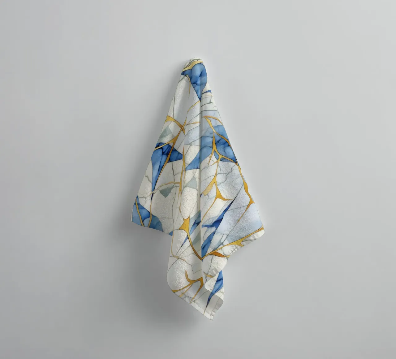 Art Kintsugi Blanc Bleu et Or asciugamano da bagno da Théïa's Fantasia World