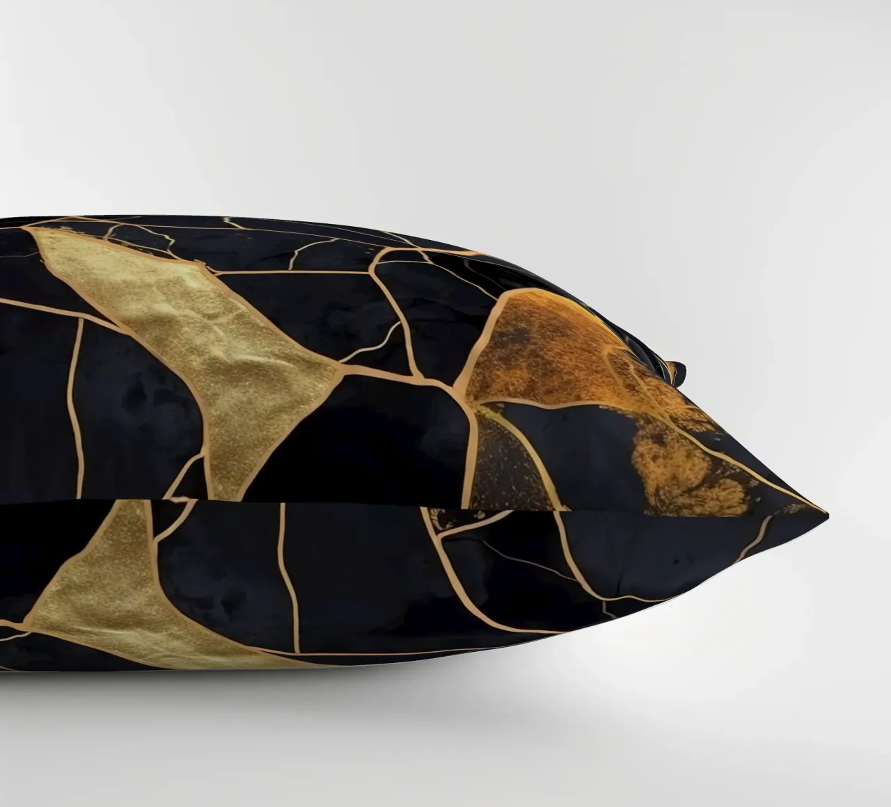 Art Kintsugi Noir et Or cuscino da Théïa's Fantasia World