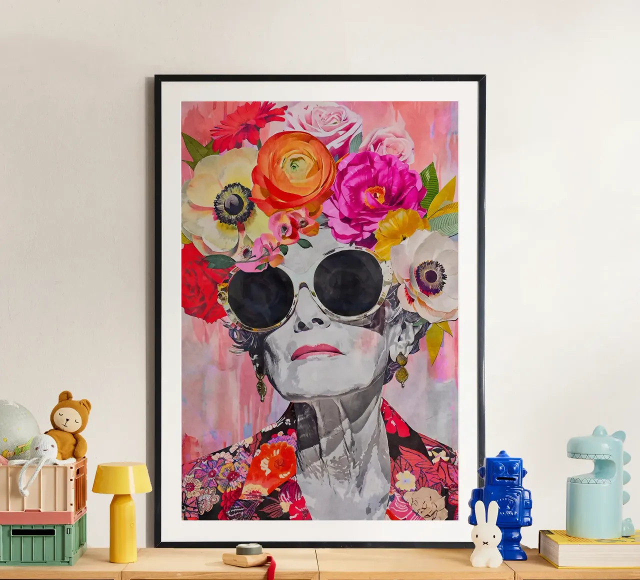 Grazia senza tempo Ritratto femminile iconico poster con telaio in legno da Andrea Haase Modern Home