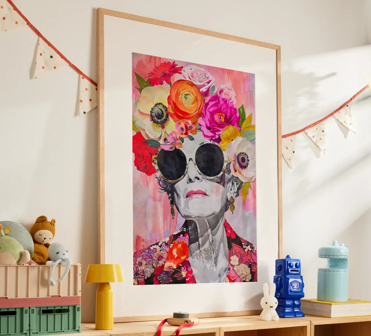 Grazia senza tempo Ritratto femminile iconico poster con telaio in legno da Andrea Haase Modern Home